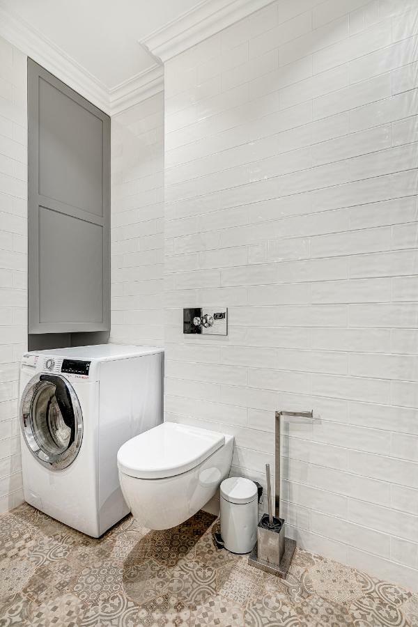 Happy Inn Presidential, Self Check-In, Parking In The Underground Garage VNO Exteriör bild